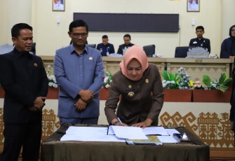 Bupati Winarti saat menandatangani nota pengesahan Perda KLA