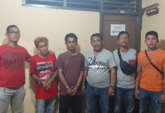 Dua pelaku (diborgol) saat diamankan
