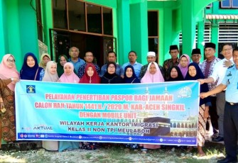 Pihak Kemenag Aceh Singkil dan Kantor Imigrasi Kelas II Meulaboh foto bersama dengan para calon jamaah haji setempat.