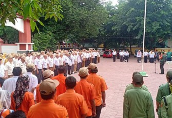 Babinsa Jati Mekar Sebagai Komandan Apel pada Pelantikan Ketua RW dikecamatan Jati Asih 