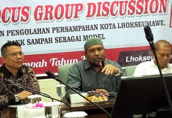 Kepala Kantor Perwakilan Bank Indonesia Lhokseumawe Yukon Afrinaldo (kiri) dan Wakil Walikota LHokseumawe Yusuf Muhammad dan Ketua DPRK Ismail (kanan).