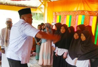 Bupati Aceh Singkil Dulmusrid mempeusijuk (memberi tepung tawar) saat meresmikan Lembaga pendidikan agama islam Dayah Washilatunnajah