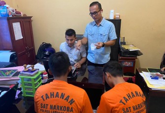 Kedua pelaku saat diinterogasi polisi