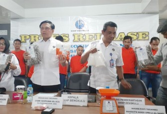 Kepala BNNP Brigjen Pol Agus Riansyah saat gelar ekpos tersangka dan barang bukti