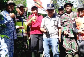 Ribuan Bibit Pohon Ditanam Ratusan Orang di Hutan Gunung Batu Cikajang Garut 
