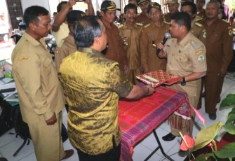 Camat Sianjurmulamula Rudi Sitorus (kanan) menyerahkan berita acara hasil musrenbang kepada Kepala Bappeda Samosir Rudi Siahaan (kiri)