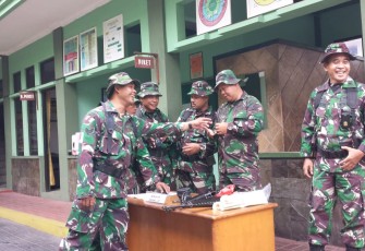 Personil Kodim 0503/Jakarta Barat Bongkar Pasang Senjata