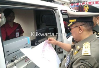 Plt Walikota Blitar Santoso saat membayar pajak secara online 