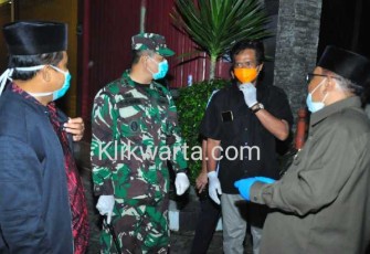 Dandim 0808/Blitar (tiga dari kanan) didampingi jajaran Forpimda Blitar di sela-sela tinjauannya