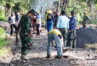 Aparat Gabungan Terjun di Pembangunan Jalan TMMD Reguler Pekalongan