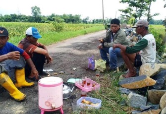 Totalitas Prajurit Penerangan di TMMD Reguler Pekalongan