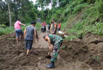 Longsor Akibatkan Akses ke Desa Lanjaran Terputus Sementara 