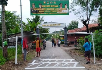Penyemprotan Desinfektan Dilakukan Pemdes Pantirejo Pekalongan Kepada Warga Pulang Merantau