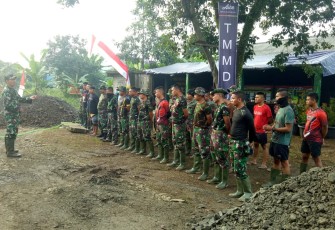 Satgas TMMD 107 Kodim 0508/Depok Rehab Rumah Seorang Satpam RS