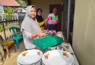 Emank-emak Bantu Masak untuk Satgas 