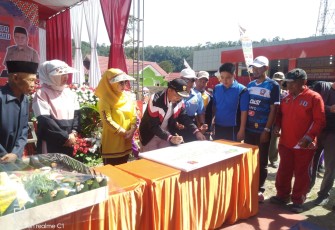 Penandatanganan prasasti oleh Bupati Lambar