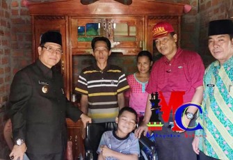 Bupati Seluma Bundar Jaya Berikan Bantuan Kursi Roda 
