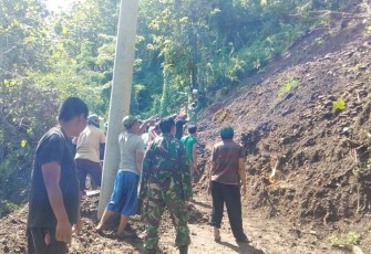 Babinsa dan Warga Jalawastu Perbaiki Jalan Longsor