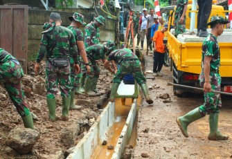 Satgas TMMD Kodim Depok Pastikan Pemasangan U-Ditch Sesuai Presisi