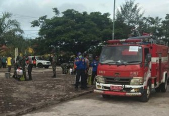Tim Gugus Tugas percepatan penanganan virus covid-19 Kabupaten Aceh Singkil saat melakukan penyemprotan cairan disinfektan.