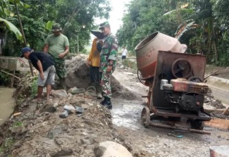 Danramil Ikut Kerja di Lokasi TMMD
