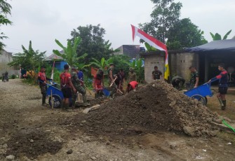 Satgas TMMD Kodim Depok Mulai Hamparkan Material Pengerasan Jalan 