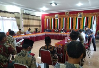 Bupati bersama Wakil Bupati Aceh Singkil menggelar rapat pertemuan dengan para Kepala SKPK jajaran Pemkab setempat di Opp Room Kantor Bupati.