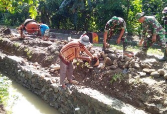 Menjadi Asisten Tukang Batu Dilakoni Sejumlah TNI Pekalongan