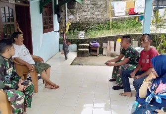 Bapak Alamsyah Ikut Bantu Satgas TMMD Rehab Rumahnya 