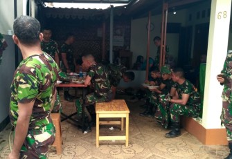 Kehangatan Sarapan Pagi Warga dan Satgas TMMD Kodim Depok