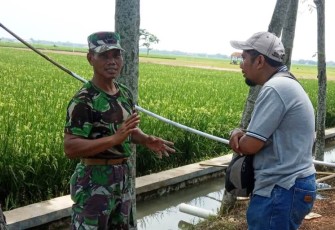 Ini Sosok TNI Wartawan Yang Sibuk Gali Info TMMD