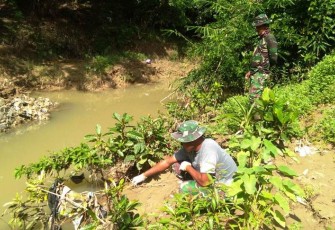 TNI Satgas Pekalongan Mancing di Sungai