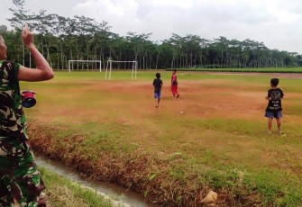 Kerja di TMMD Sambil "Momong" Anak-Anak Desa Sasaran 