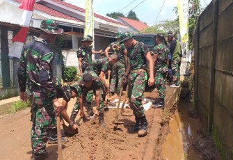 Satgas TMMD Mengerjakan Saluran Air Warga
