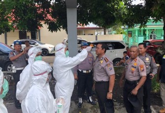 Kapolres Bitung bersama jajaran melakukan pengecekan suhu tubuh