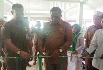Bupati Aceh Singkil Dulmusrid didampingi Direktur RSUD dr.Khuzaini saat meresmikan ruangan VIP Rumah Sakit.