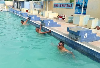 Anggota Kodim Brebes Latihan Renang