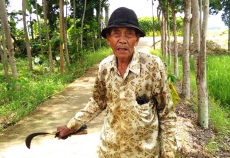 Mbah Cahyono (83)