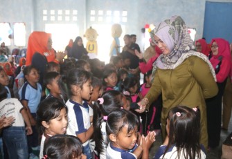 Deby Bersama Anak-anak Pulai Mantang