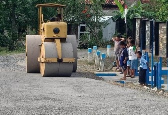 Keceriaan Anak-anak Pantirejo Pekalongan Melihat Alat Berat Membangun Akses Desa