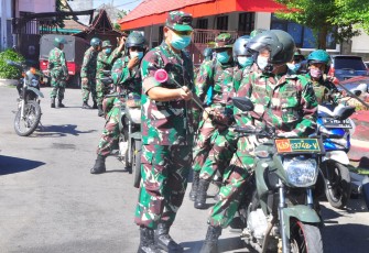 Dandim 0808/Blitar Letkol Inf Kris Bianto (berdiri paling depan) saat akan melepas tim penyemprotan Disinfektan