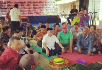 Bupati Blitar Rijanto (pakai baju putih, tengah) didampingi kepala dinas terkait di acara Tasyakuran warga desa Tugurejo, soal BSPS. 