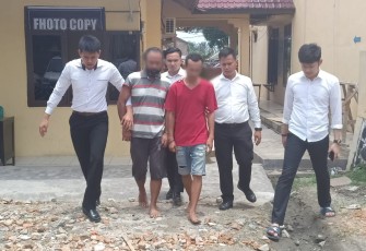 Dua tersangka saat diamankan