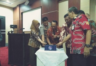 Bupati Rijanto (tengah) saat meluncurkan Layanan Call 112
