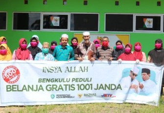 Program Fenomenal Belanja Gratis 1001 Janda Wali Kota Bengkulu Helmi Hasan dan Wakil Wali Kota Bengkulu Dedy Wahyudi