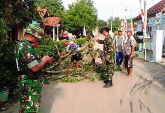Anggota TNI Dari Koramil 05 Kesesi dan Warga Sedang Melakukan Bersih Bersih Lingkungan