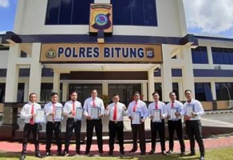 Timsus Tarius yang beranggotakan delapan personel saat berfoto bersama
