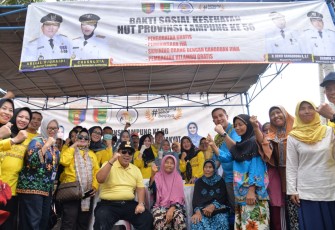 Foto bersama dalam acara Pelayanan KB gratis dalam rangka memperingati HUT Lampung ke-56 tahun 2020