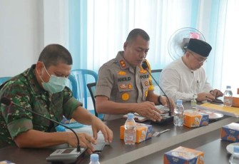 Bupati Kampar saat memimpin rapat bersama Satgas Penanggulangan Covid-19 di Aula Dinas Kesehatan Kabupaten Kampar
