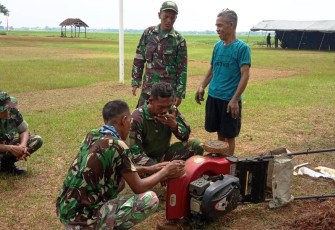 TNI Yang Ahli Mesin Potong Rumput Ambil Peran di TMMD